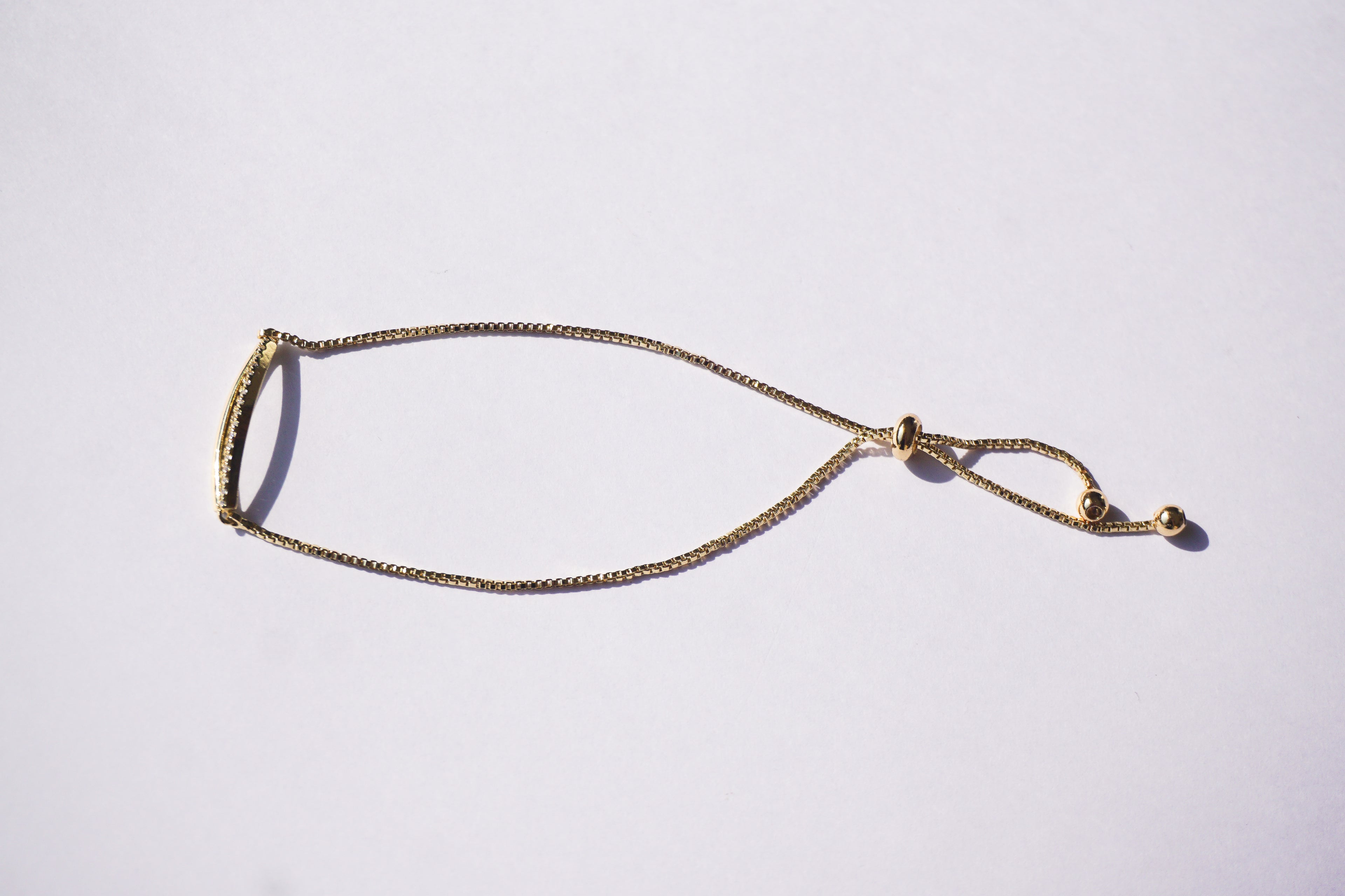 Pulsera dorada con broche ajustable con puente liso y con zirconias