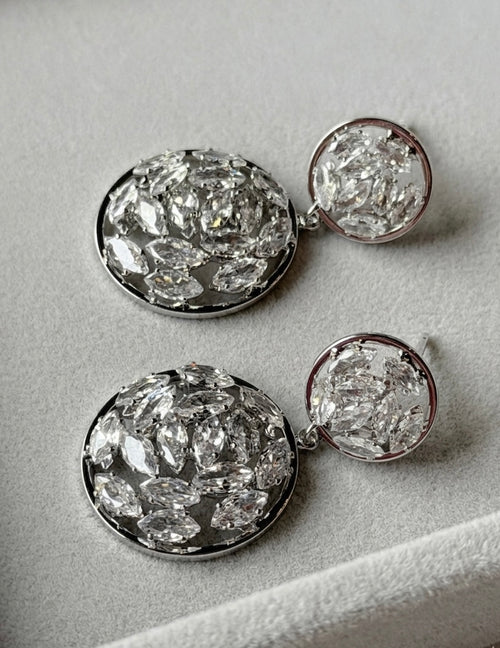 Aretes colgantes con círculos de cristales marquise