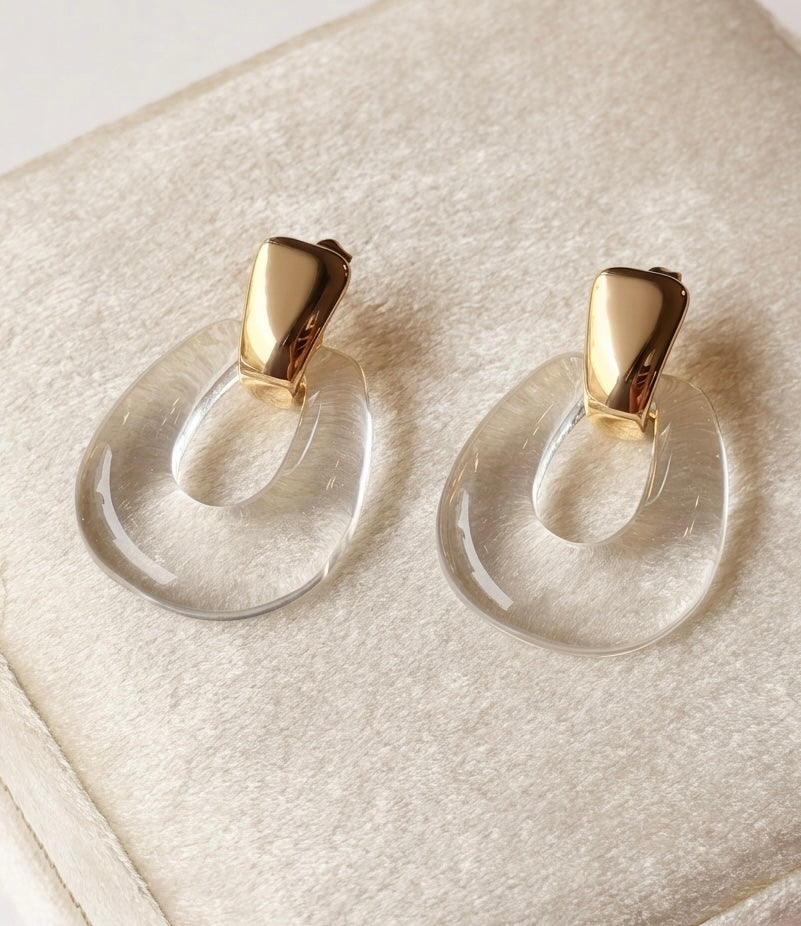 Arete con aro de acrílico transparente y metal dorado
