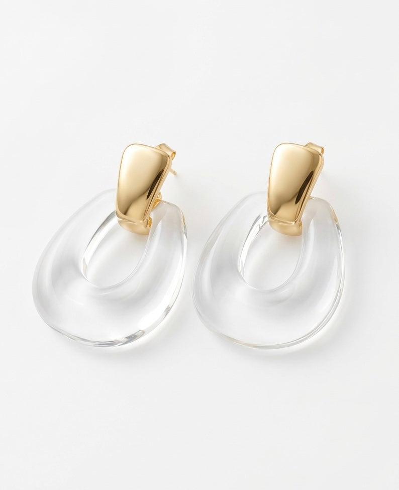 Arete con aro de acrílico transparente y metal dorado