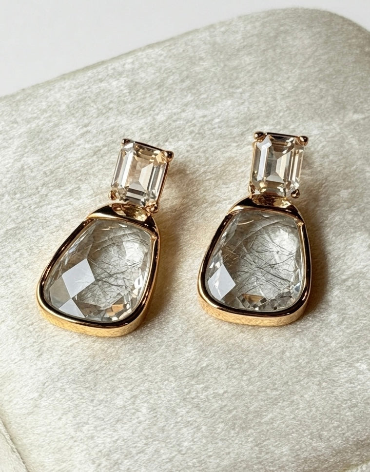 Arete colgante con cristal y piedra transparente con ilusiones