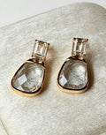Arete colgante con cristal y piedra transparente con ilusiones