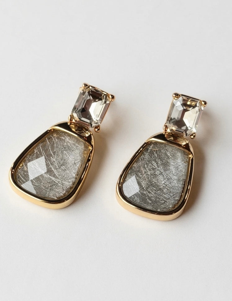 Arete colgante con cristal y piedra transparente con ilusiones