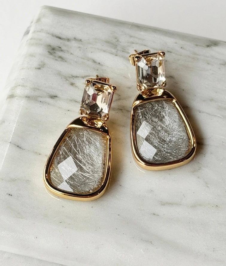 Arete colgante con cristal y piedra transparente con ilusiones
