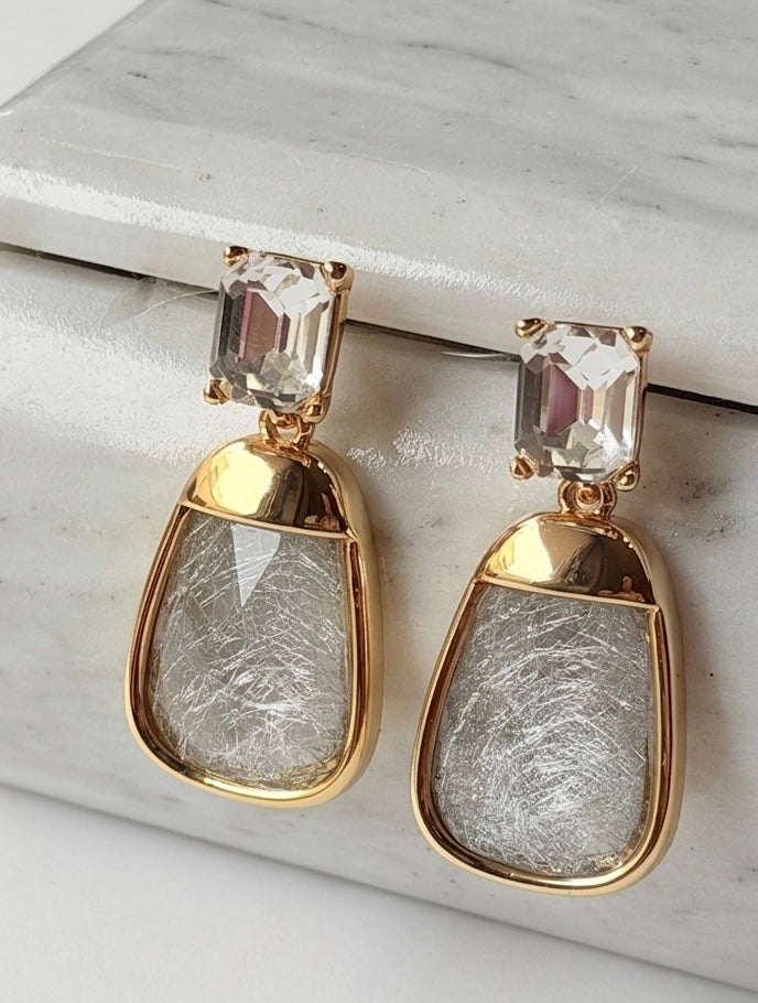 Arete colgante con cristal y piedra transparente con ilusiones