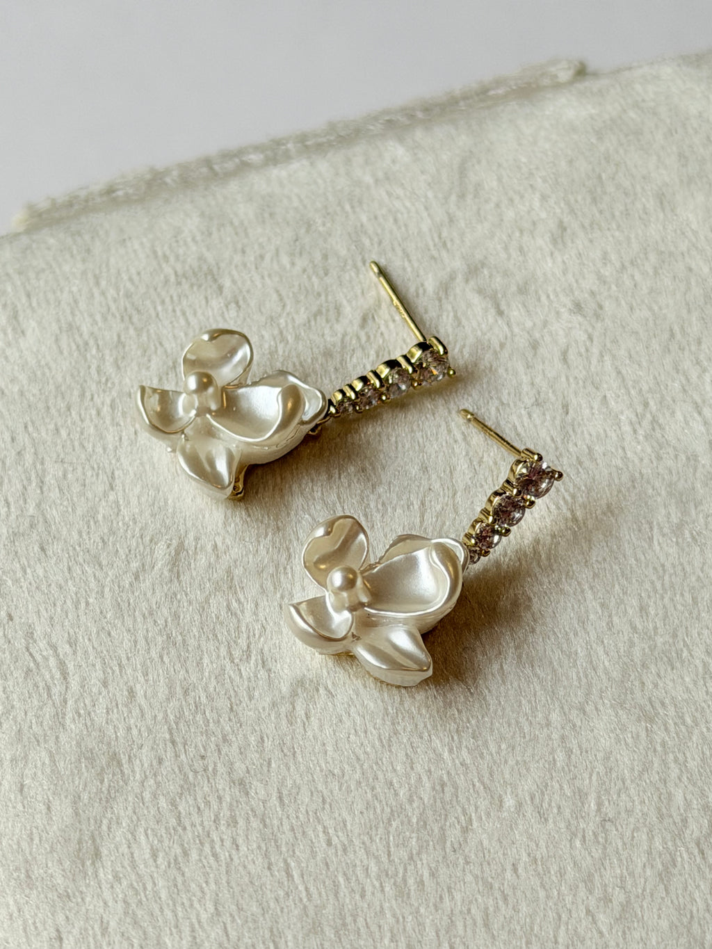 Arete colgante con zirconias y flor