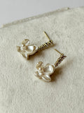 Arete colgante con zirconias y flor