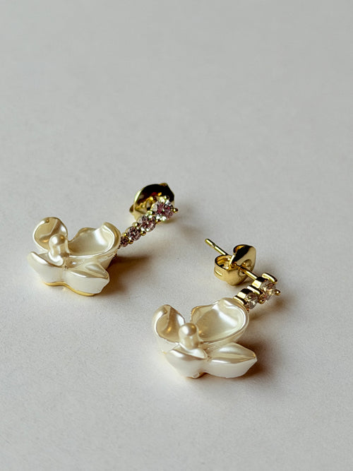 Arete colgante con zirconias y flor