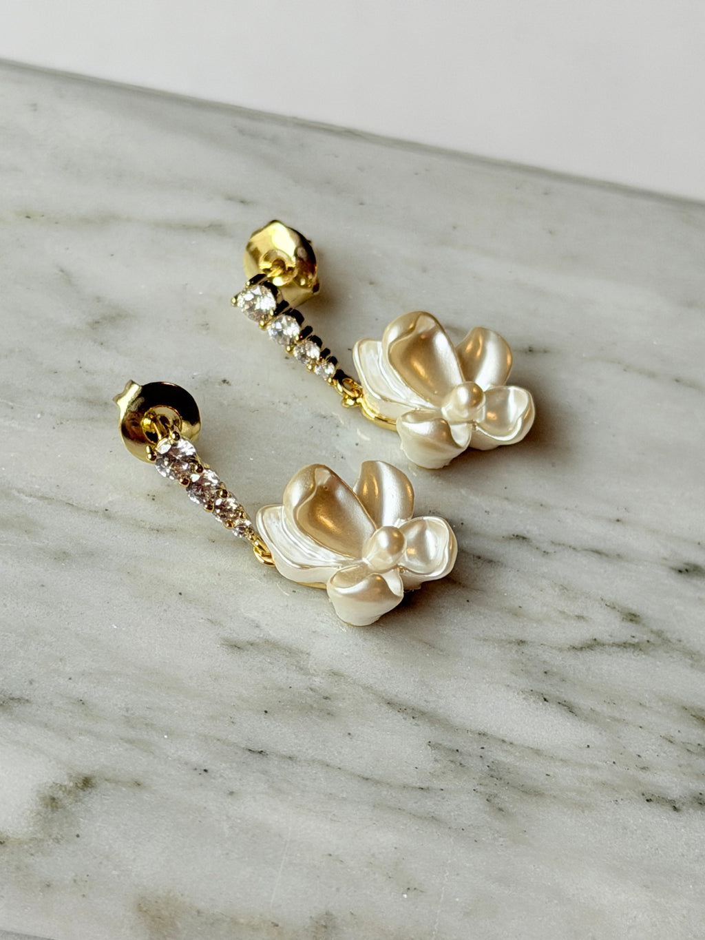 Arete colgante con zirconias y flor