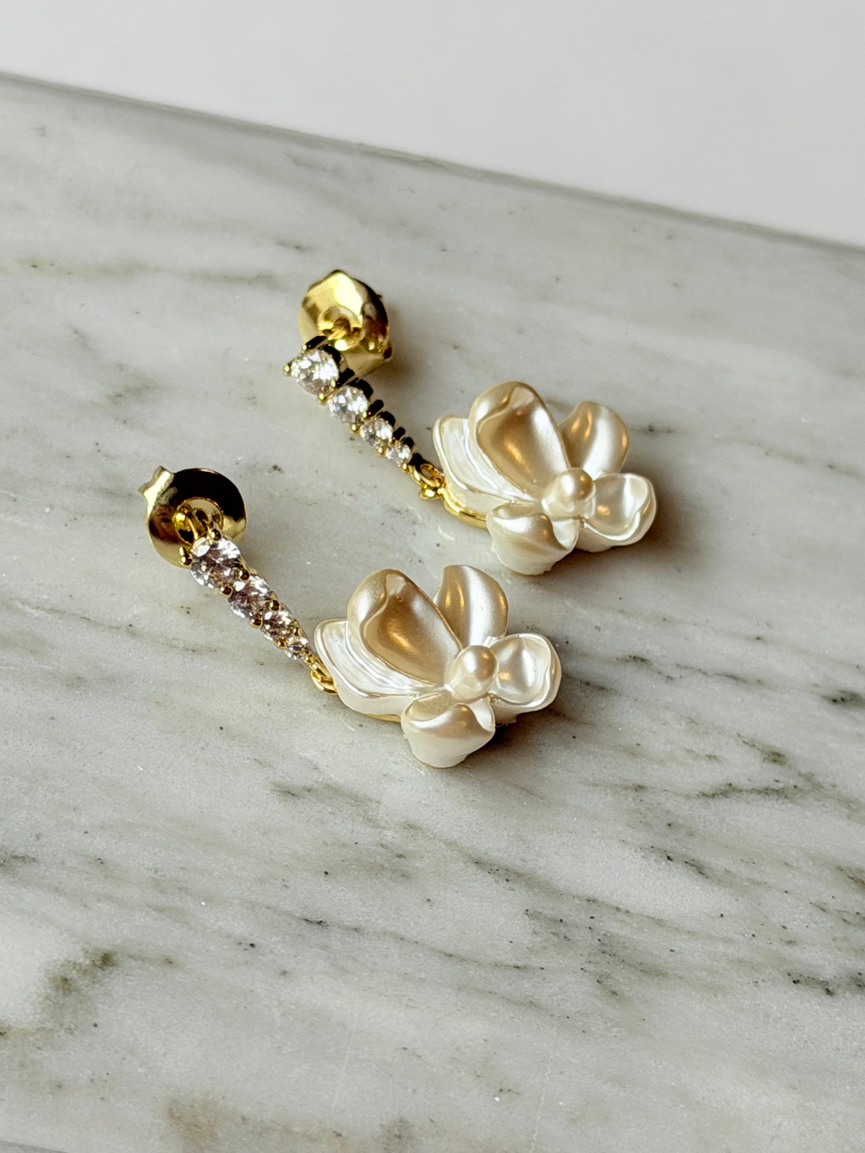 Arete colgante con zirconias y flor