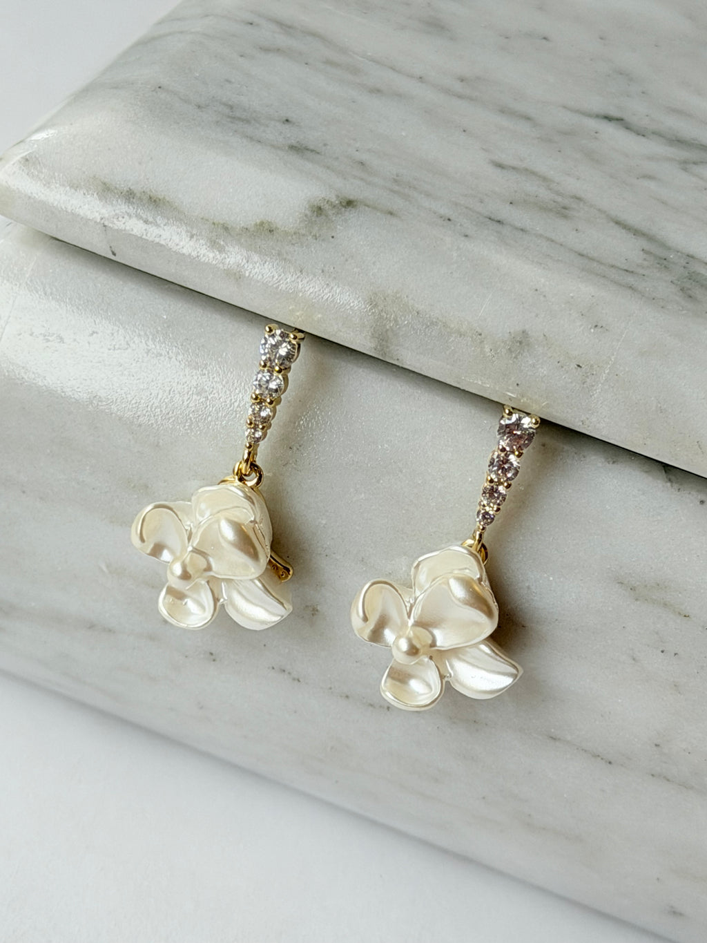 Arete colgante con zirconias y flor