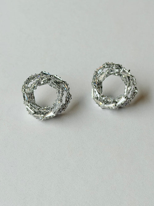 Arete plateado redondo con cristales