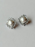 Arete de perla barroca con halo de cristales baguettes