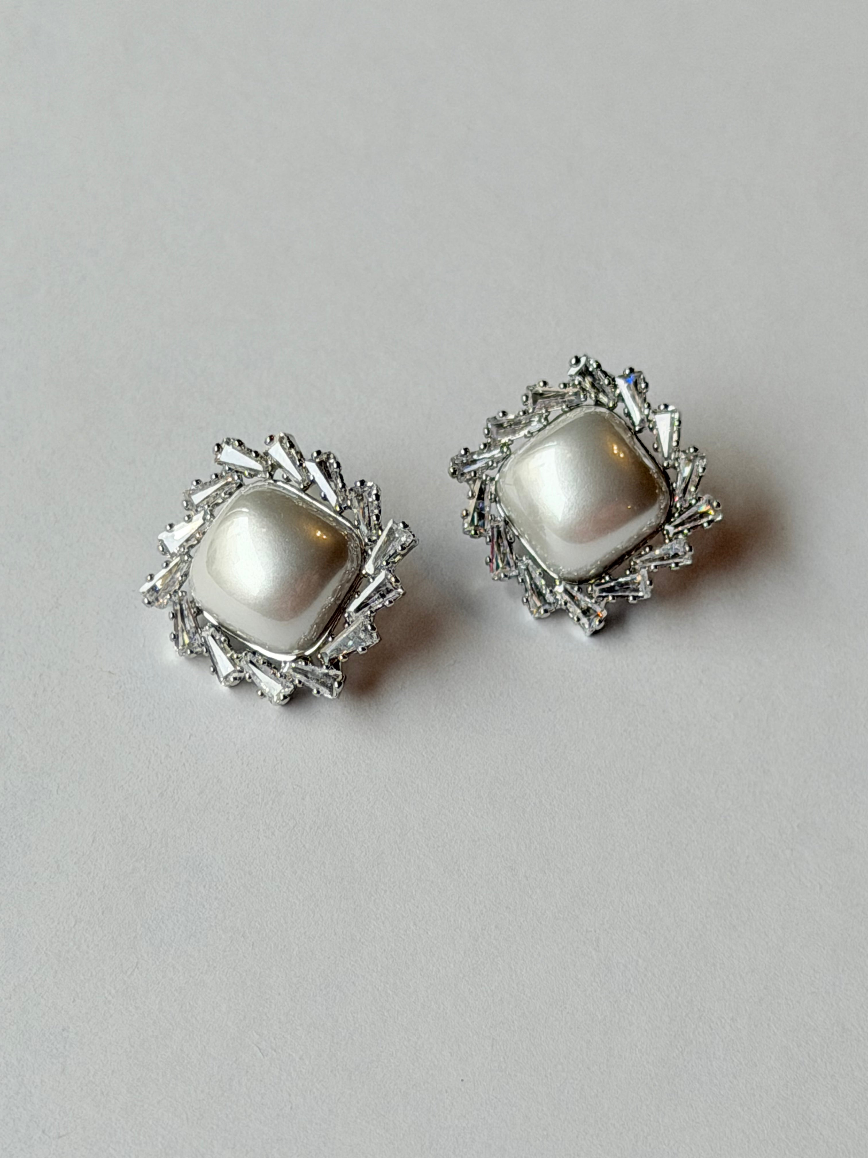 Arete de perla barroca con halo de cristales baguettes