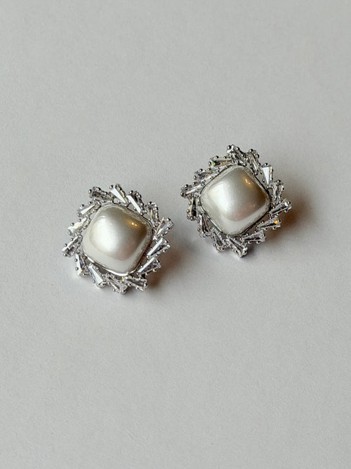 Arete de perla barroca con halo de cristales baguettes