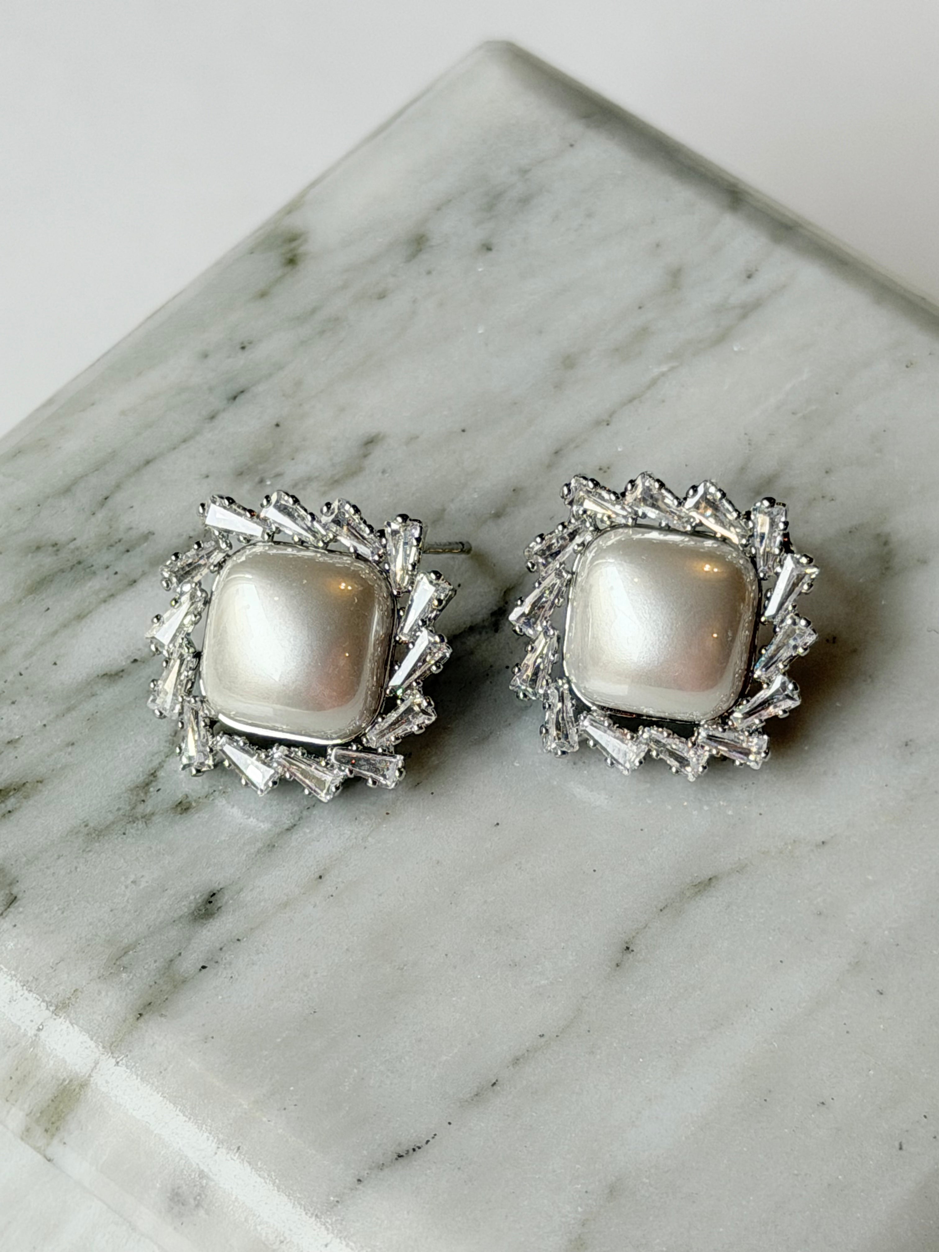 Arete de perla barroca con halo de cristales baguettes