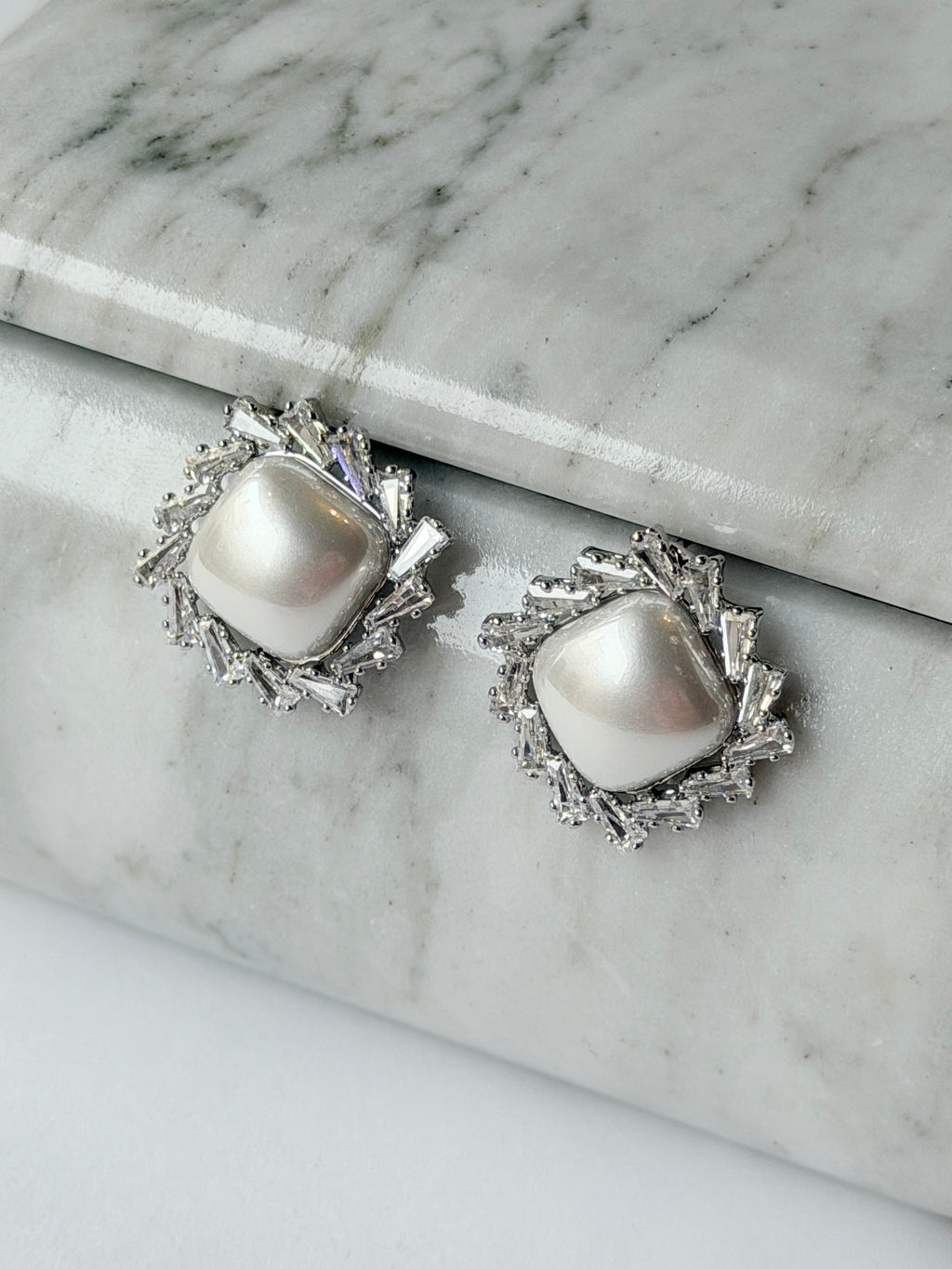 Arete de perla barroca con halo de cristales baguettes
