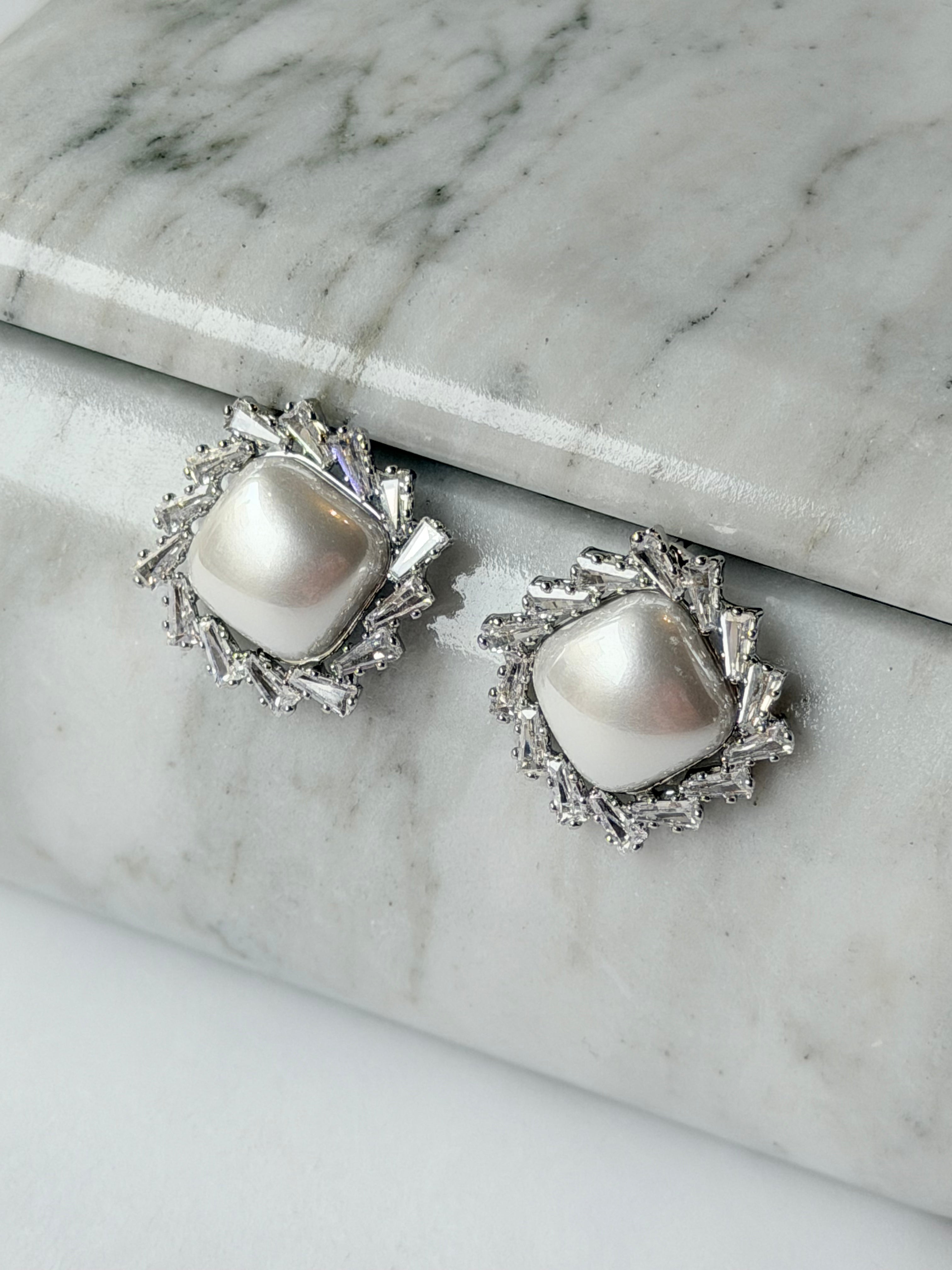Arete de perla barroca con halo de cristales baguettes