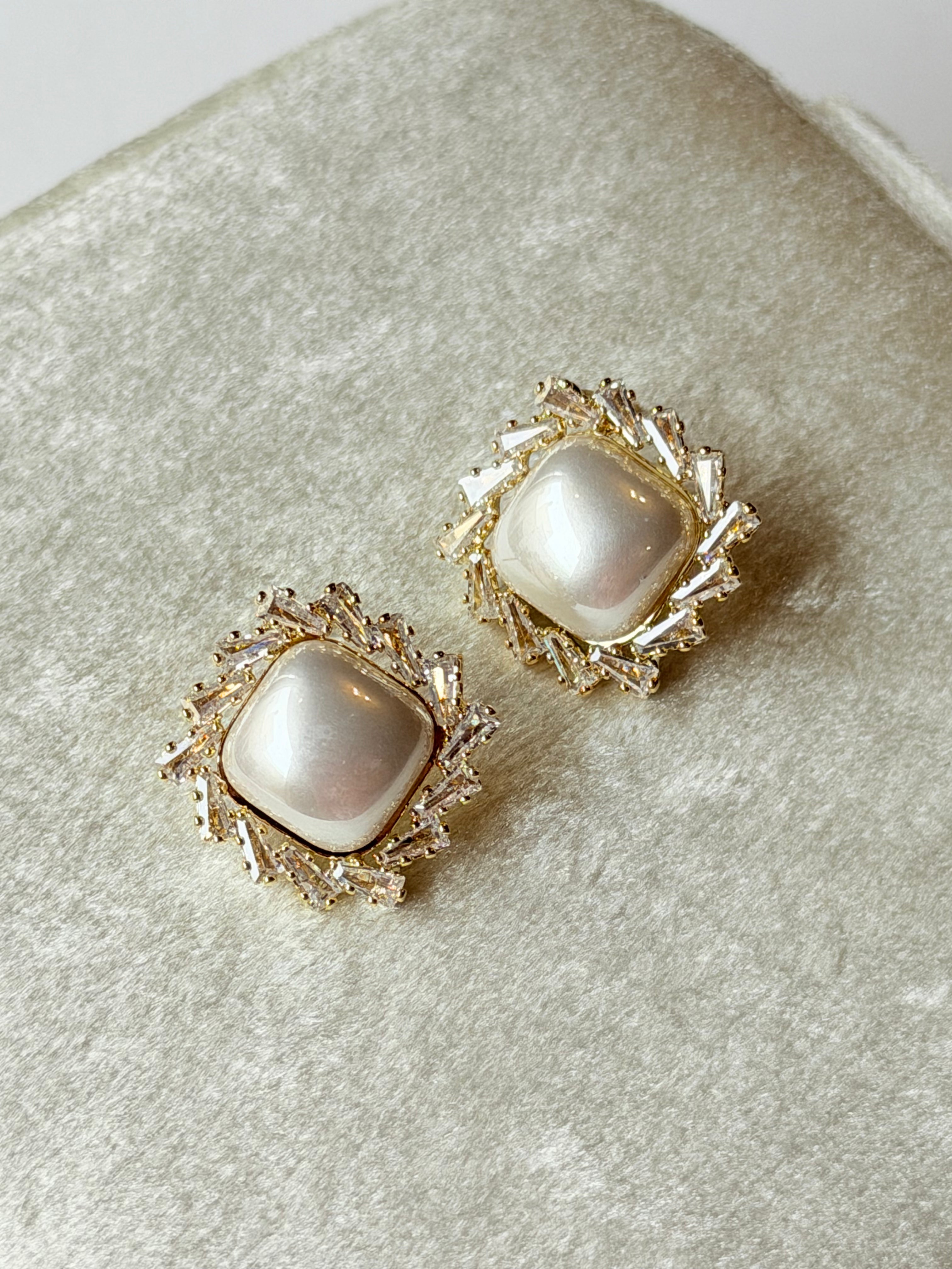 Arete de perla barroca con halo de cristales baguettes
