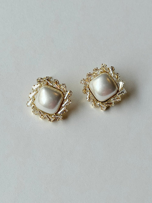 Arete de perla barroca con halo de cristales baguettes