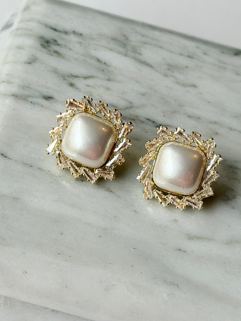 Arete de perla barroca con halo de cristales baguettes