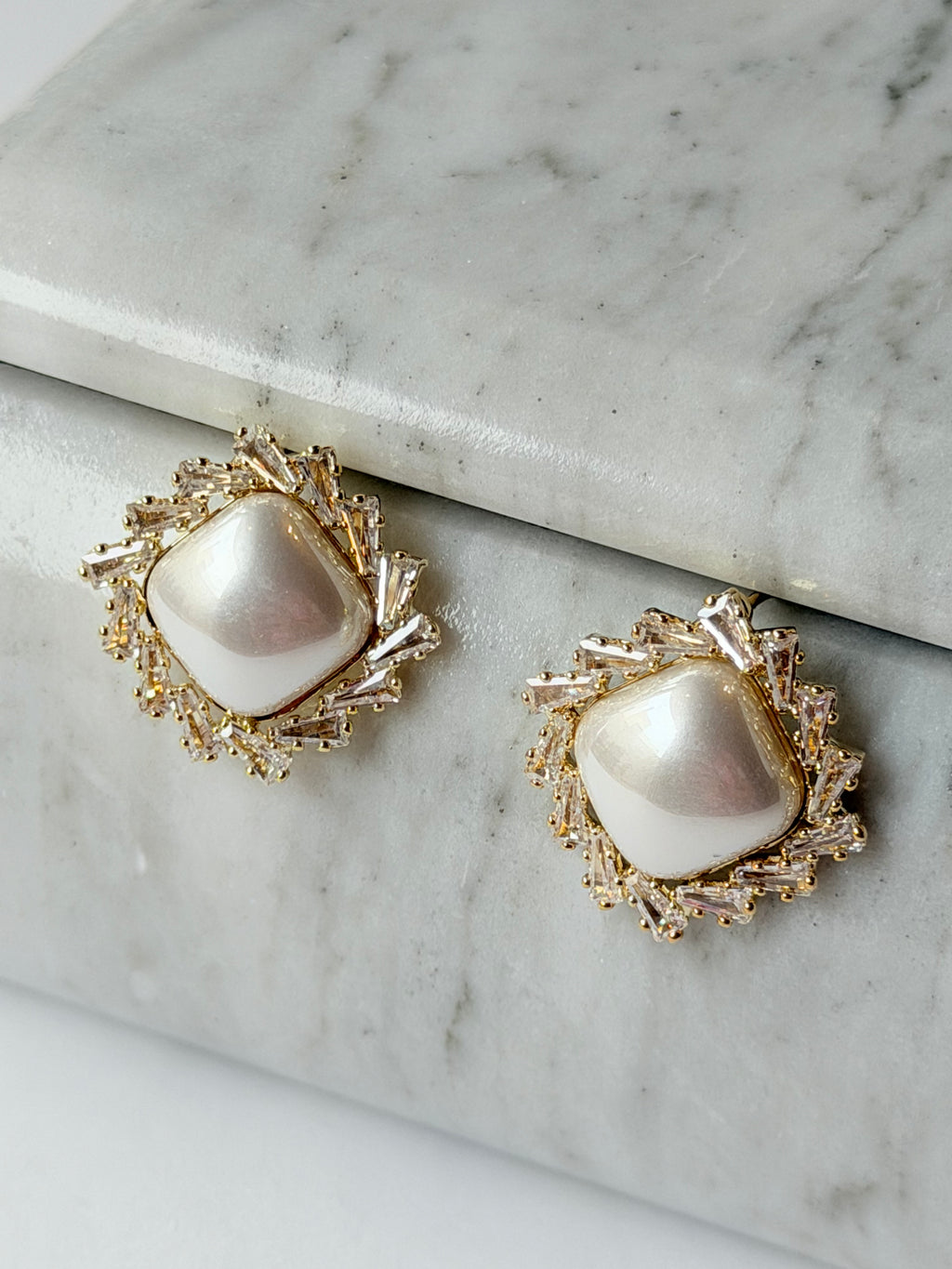 Arete de perla barroca con halo de cristales baguettes
