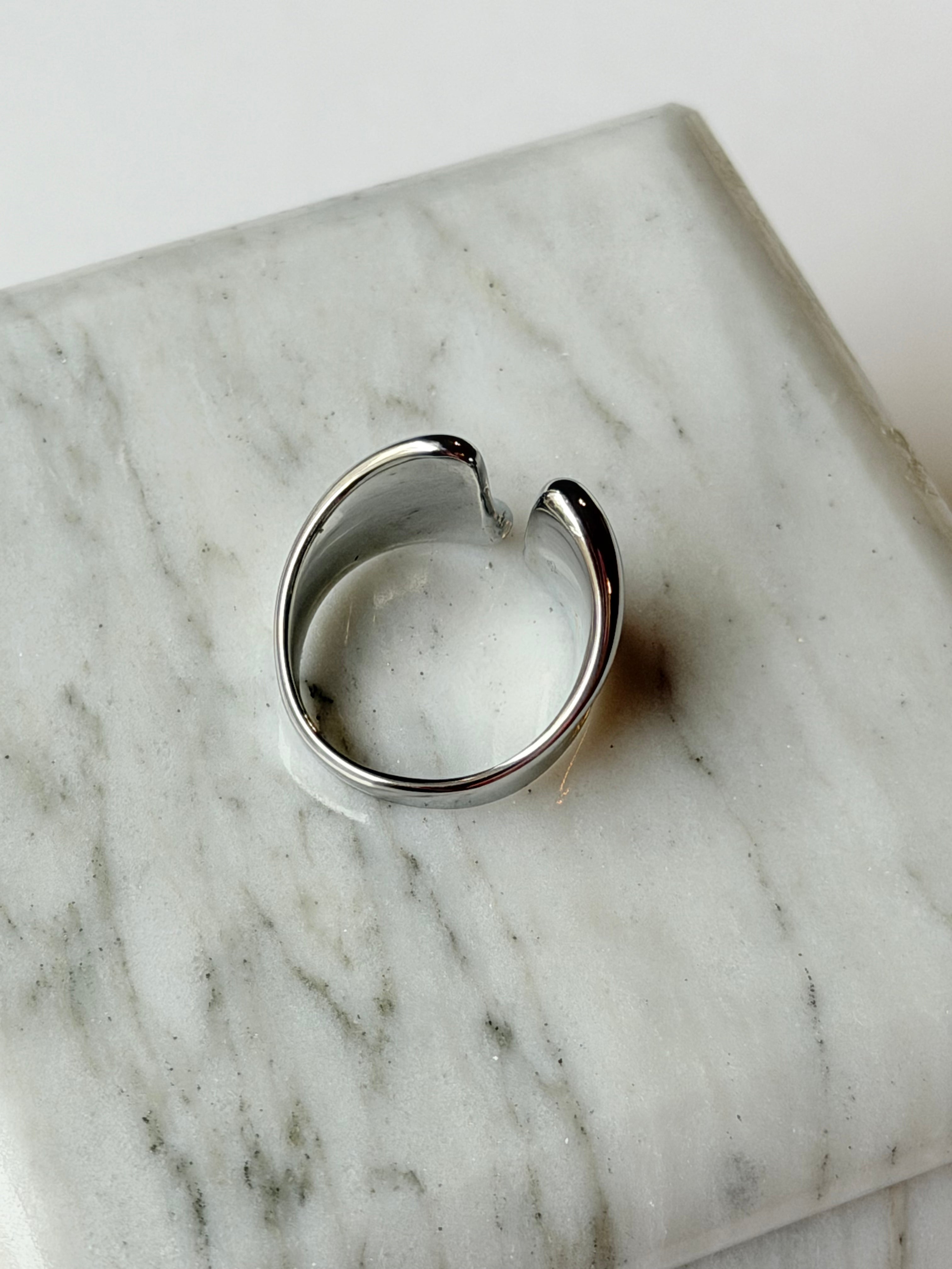 Anillo acero plateado