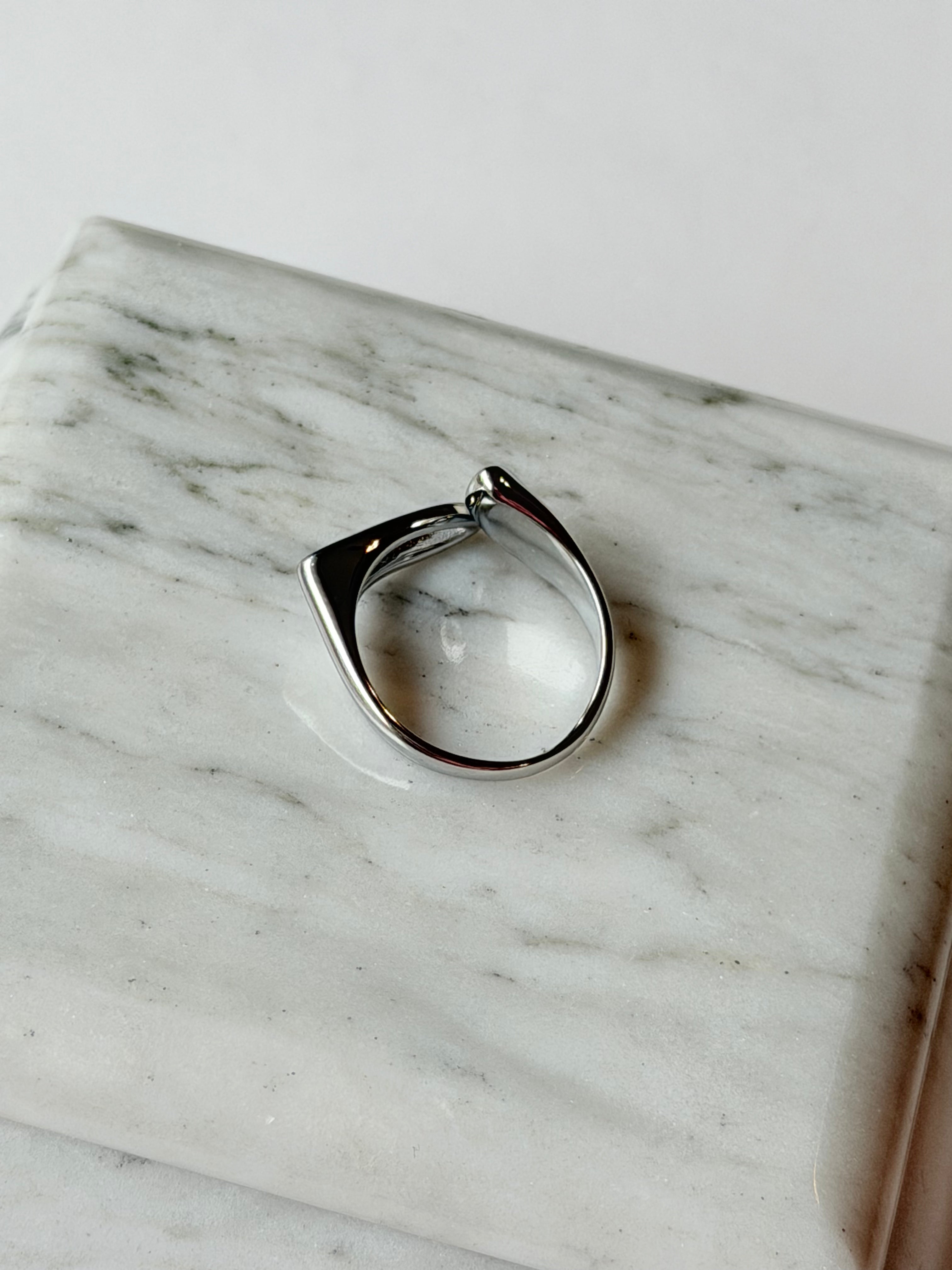 Anillo acero plateado