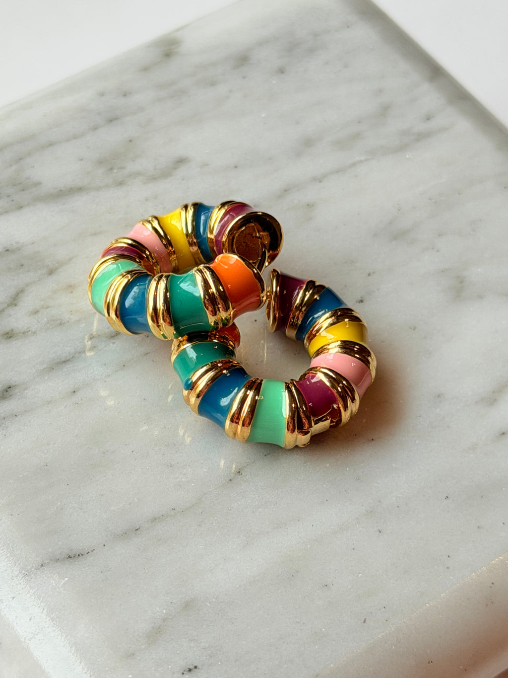 Arracadas con esmaltado multicolor