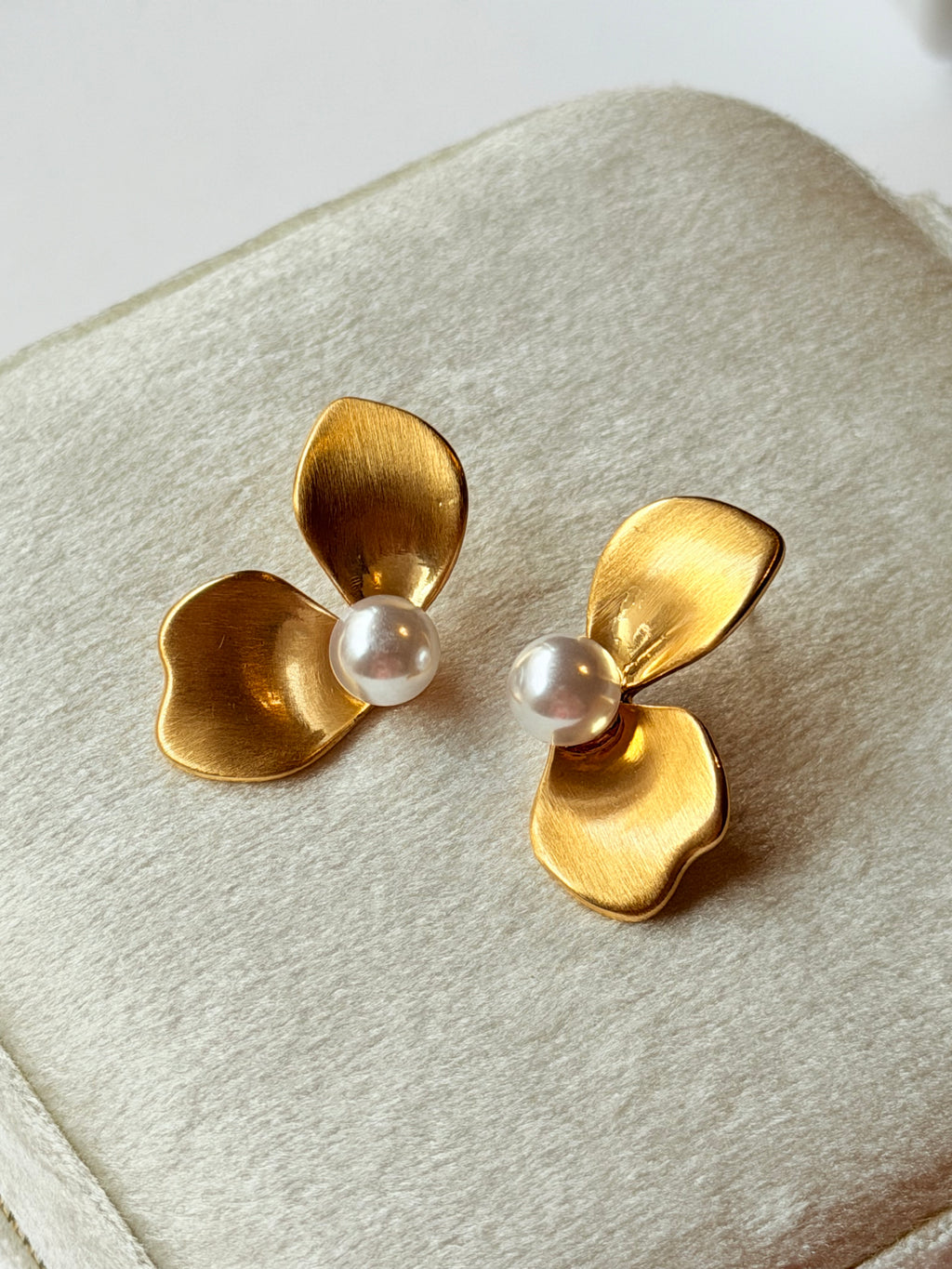 Aretes media flor con perla