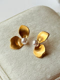 Aretes media flor con perla