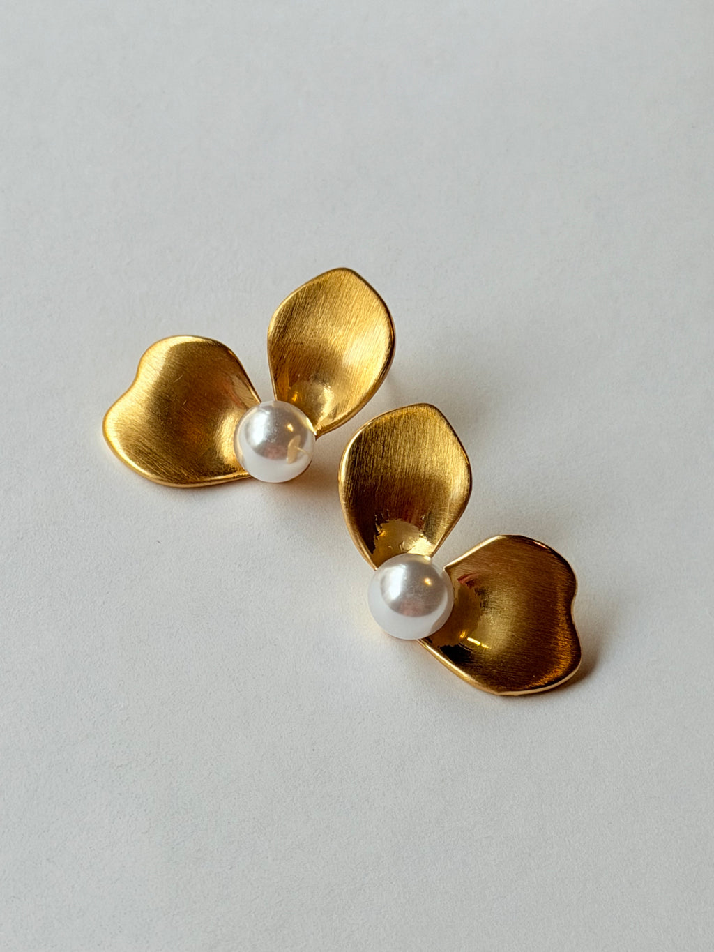 Aretes media flor con perla