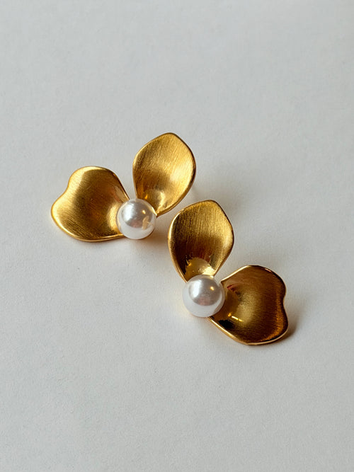 Aretes media flor con perla