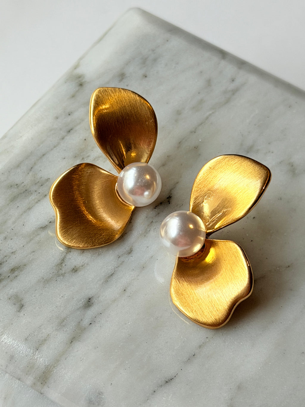 Aretes media flor con perla