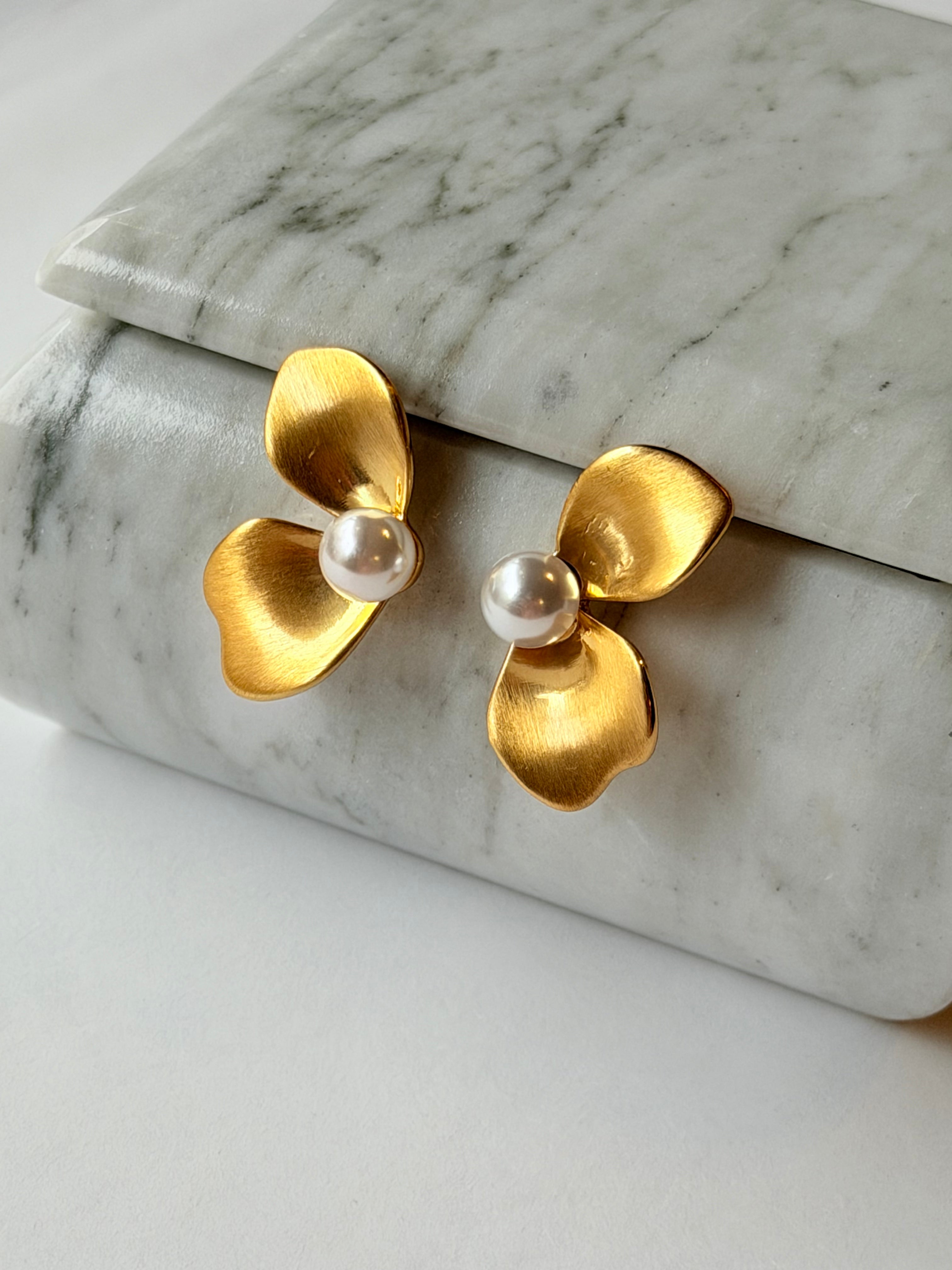Aretes media flor con perla