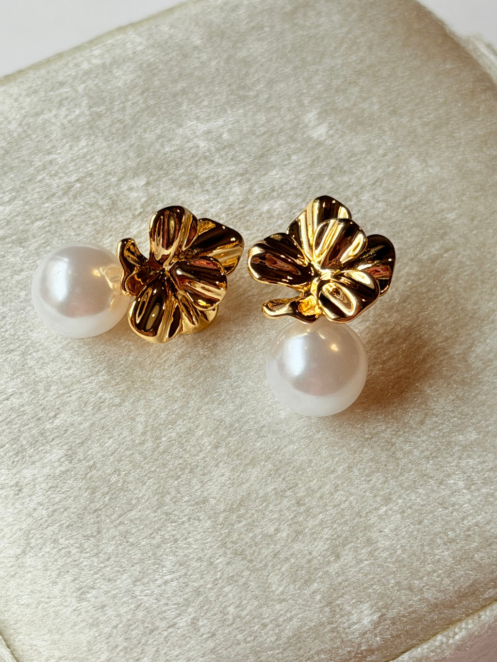 Arete de flor y perla colgante