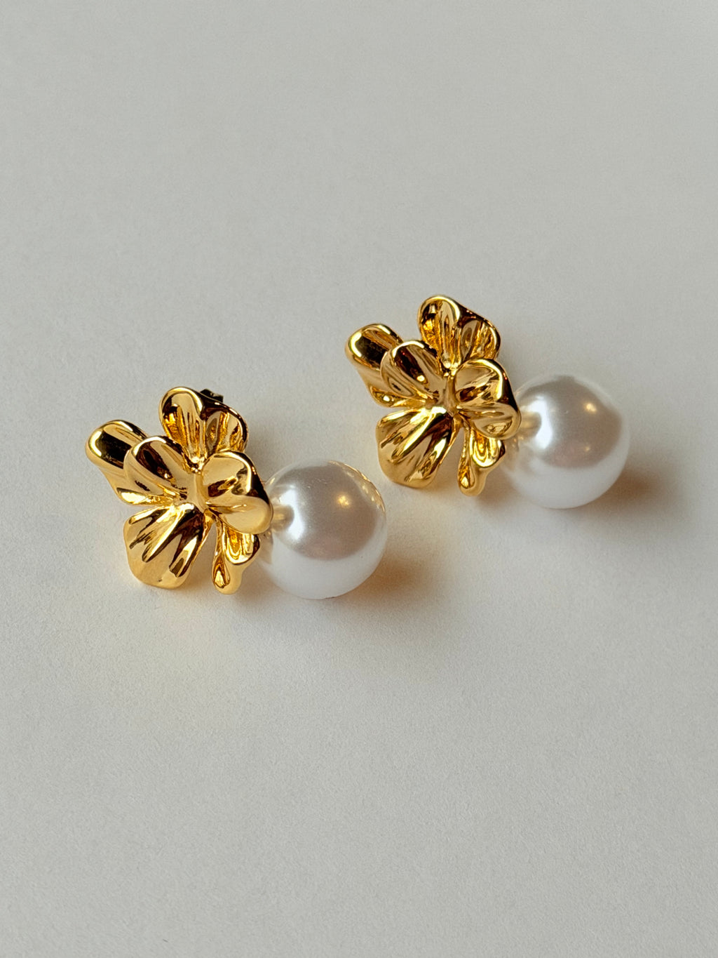 Arete de flor y perla colgante
