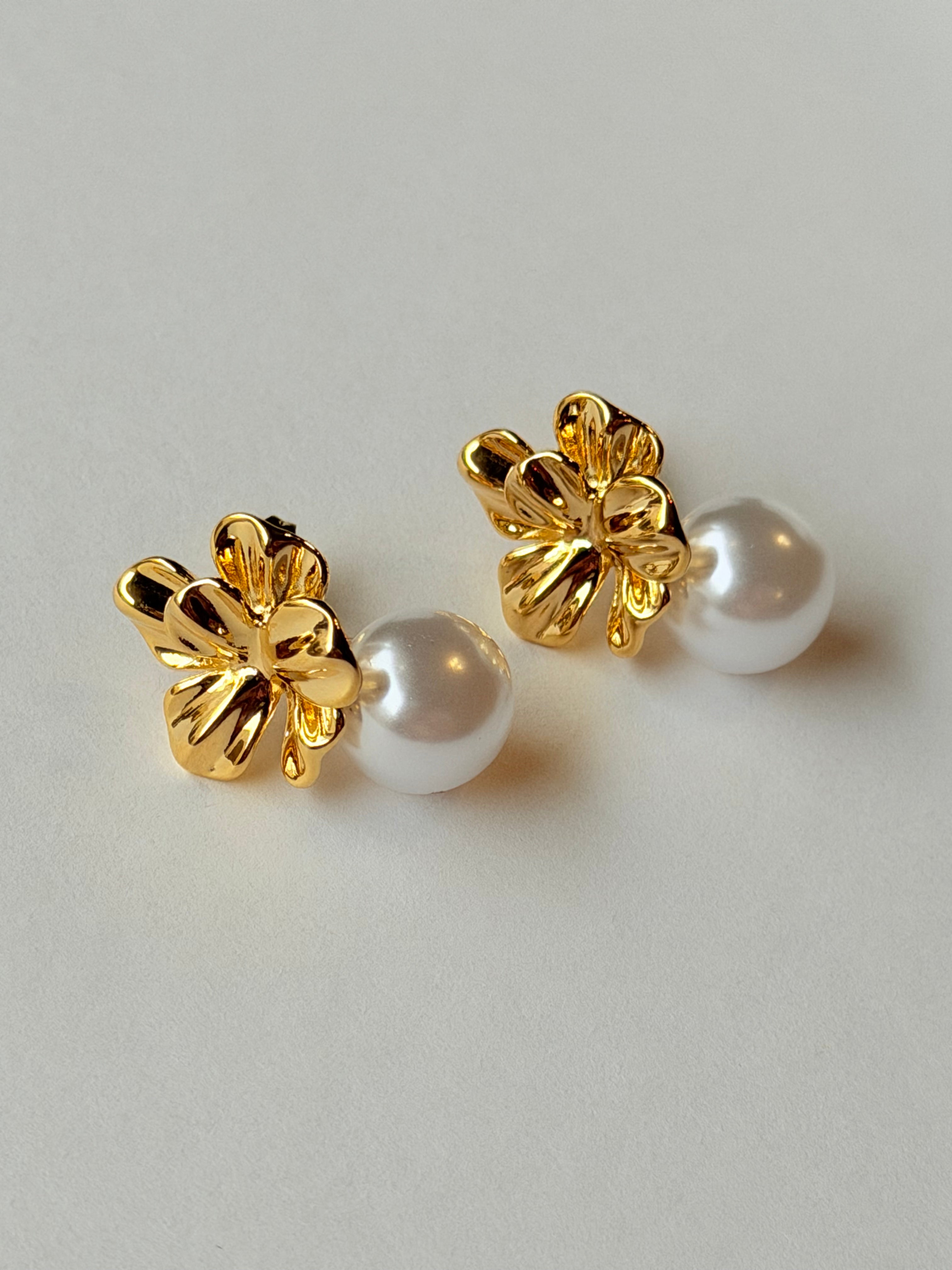 Arete de flor y perla colgante