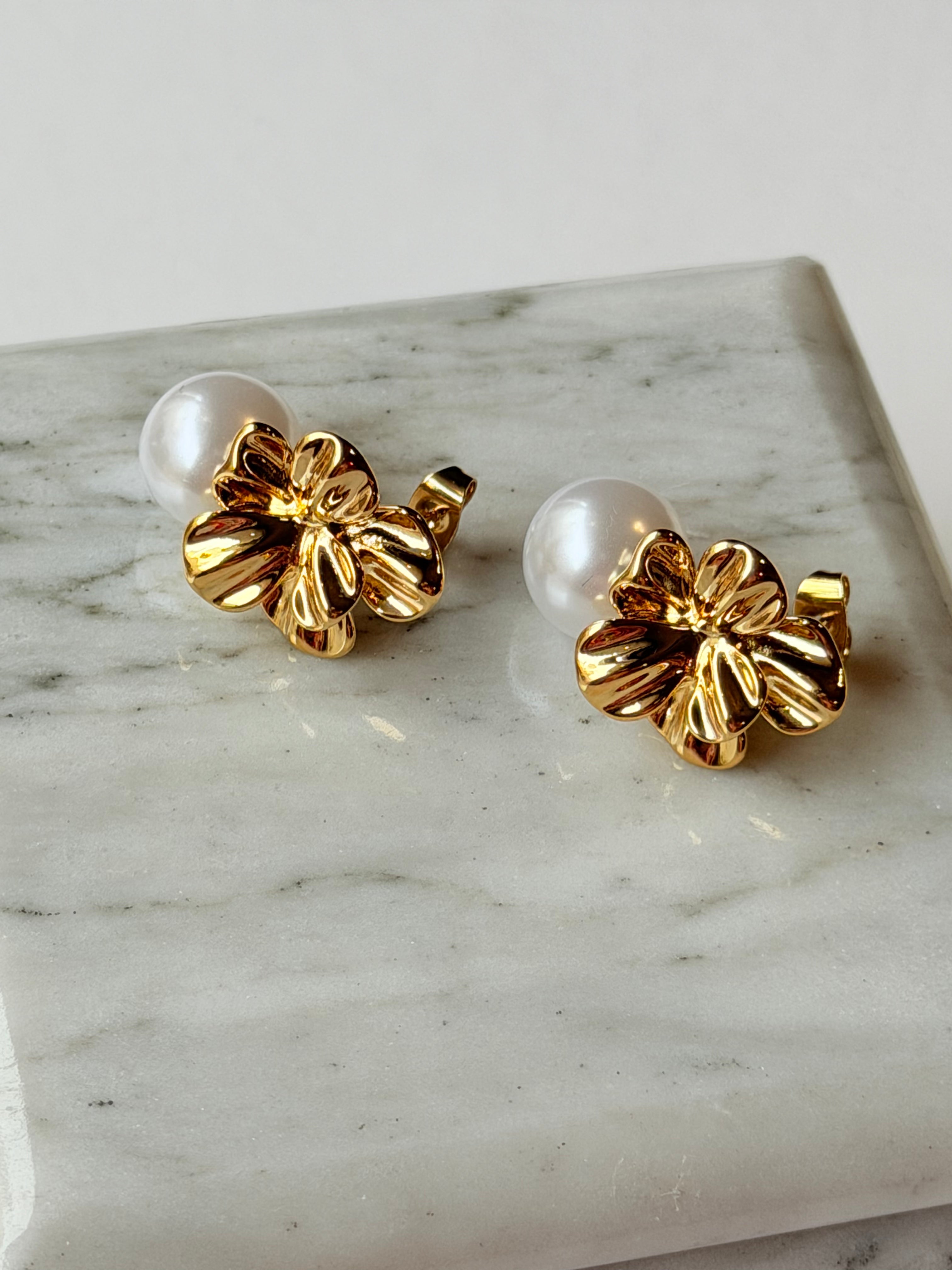 Arete de flor y perla colgante