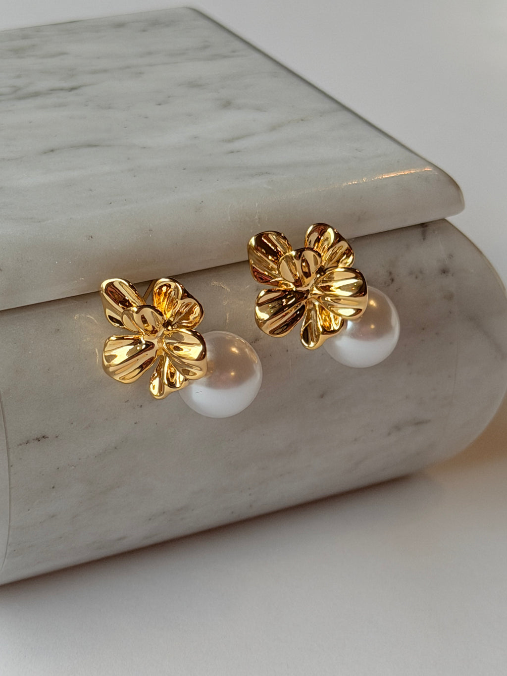 Arete de flor y perla colgante