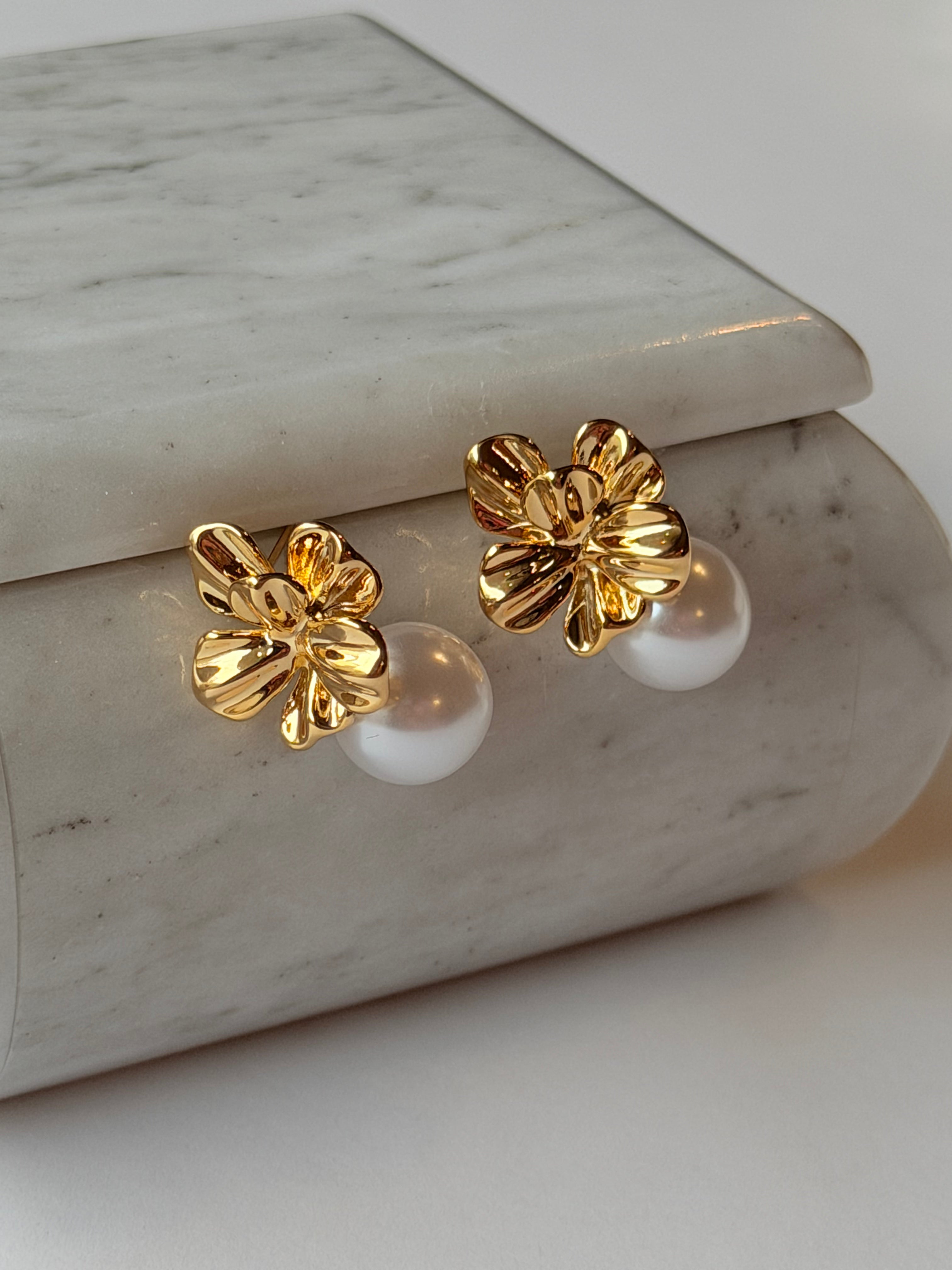 Arete de flor y perla colgante