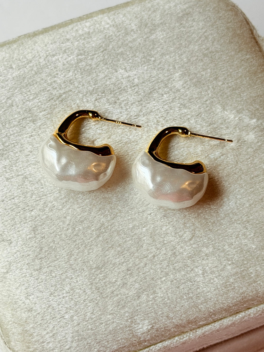 Aretes de perla alargada