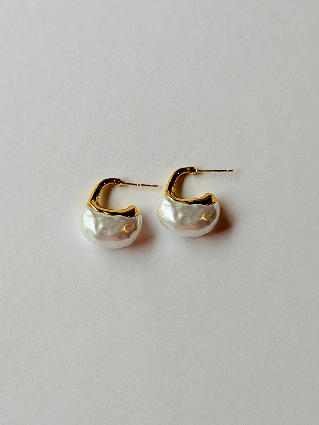 Aretes de perla alargada