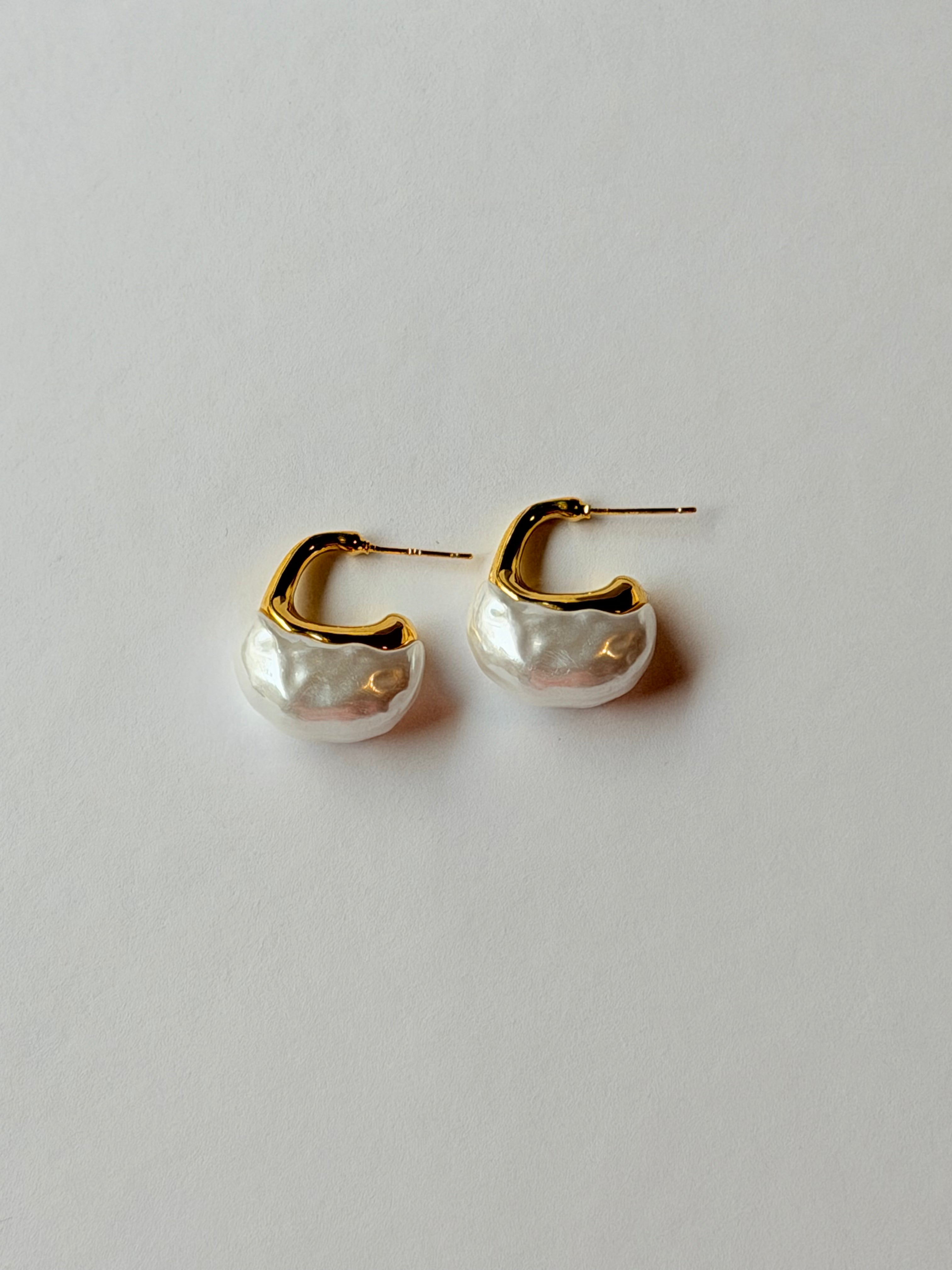 Aretes de perla alargada