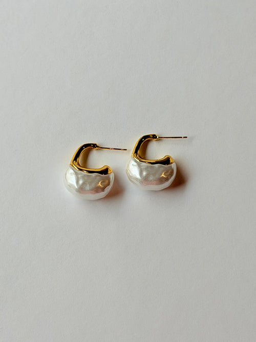 Aretes de perla alargada
