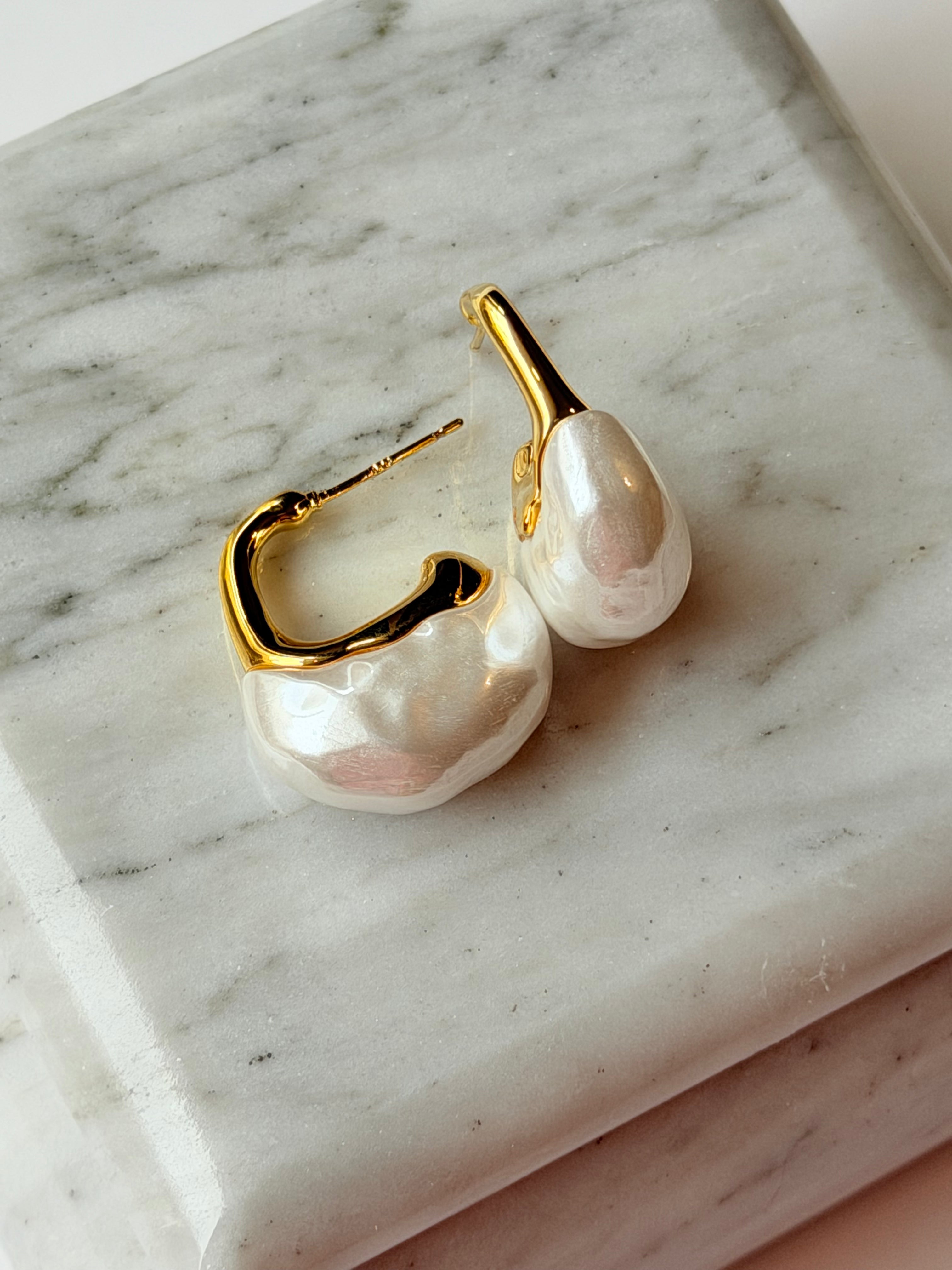Aretes de perla alargada
