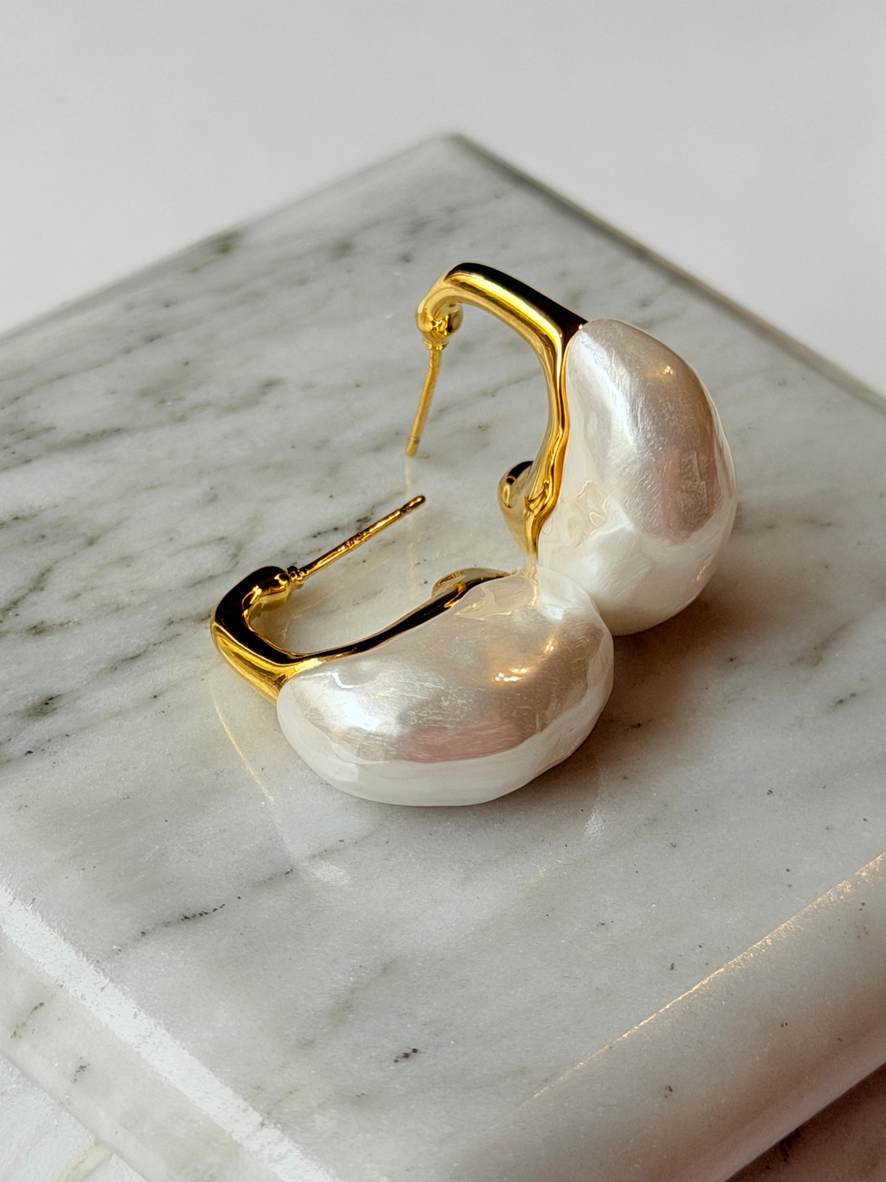 Aretes de perla alargada