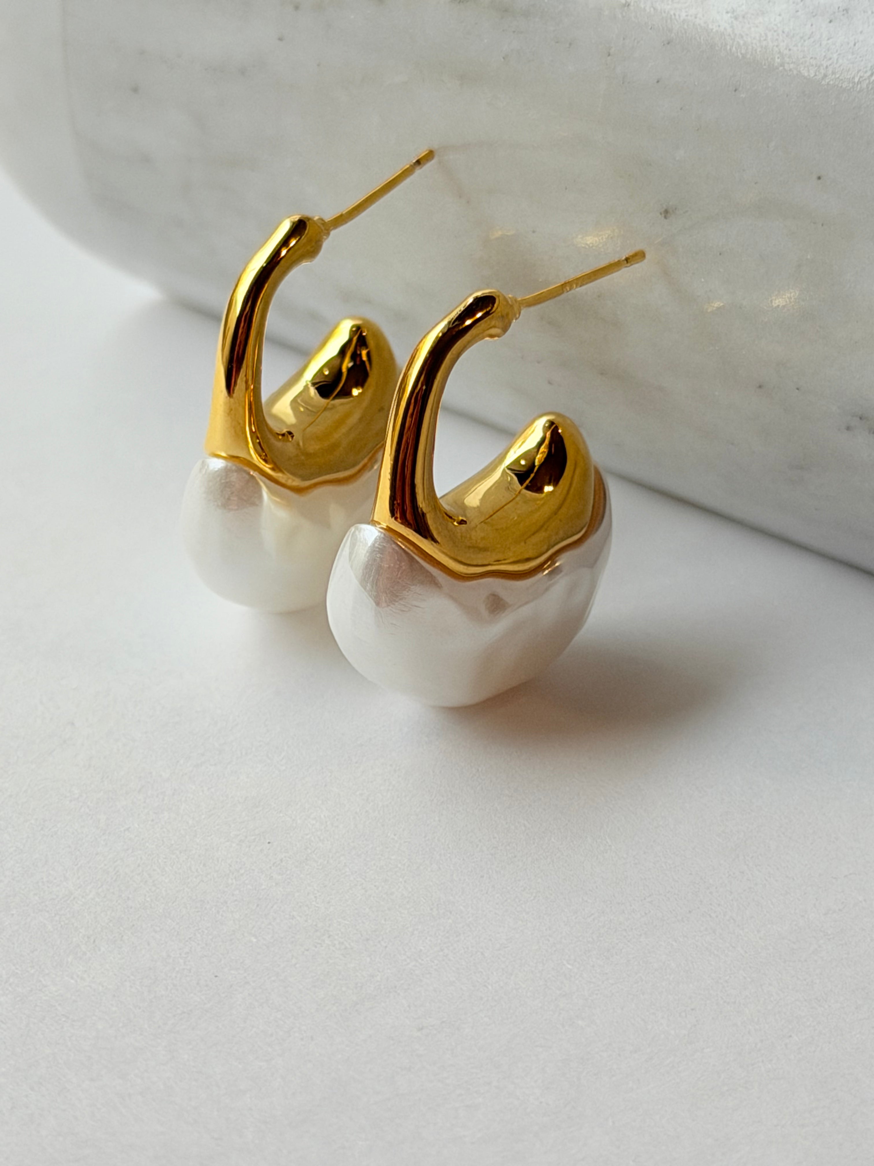 Aretes de perla alargada