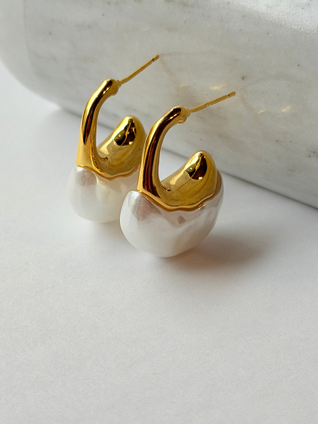 Aretes de perla alargada