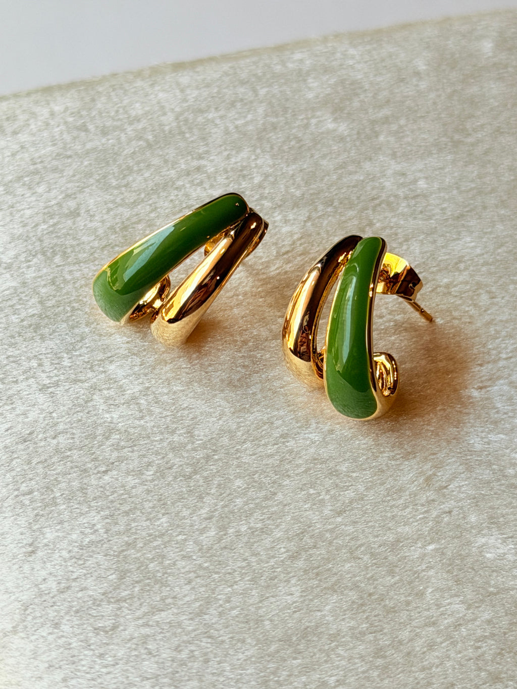 Aretes dorados con esmaltado verde